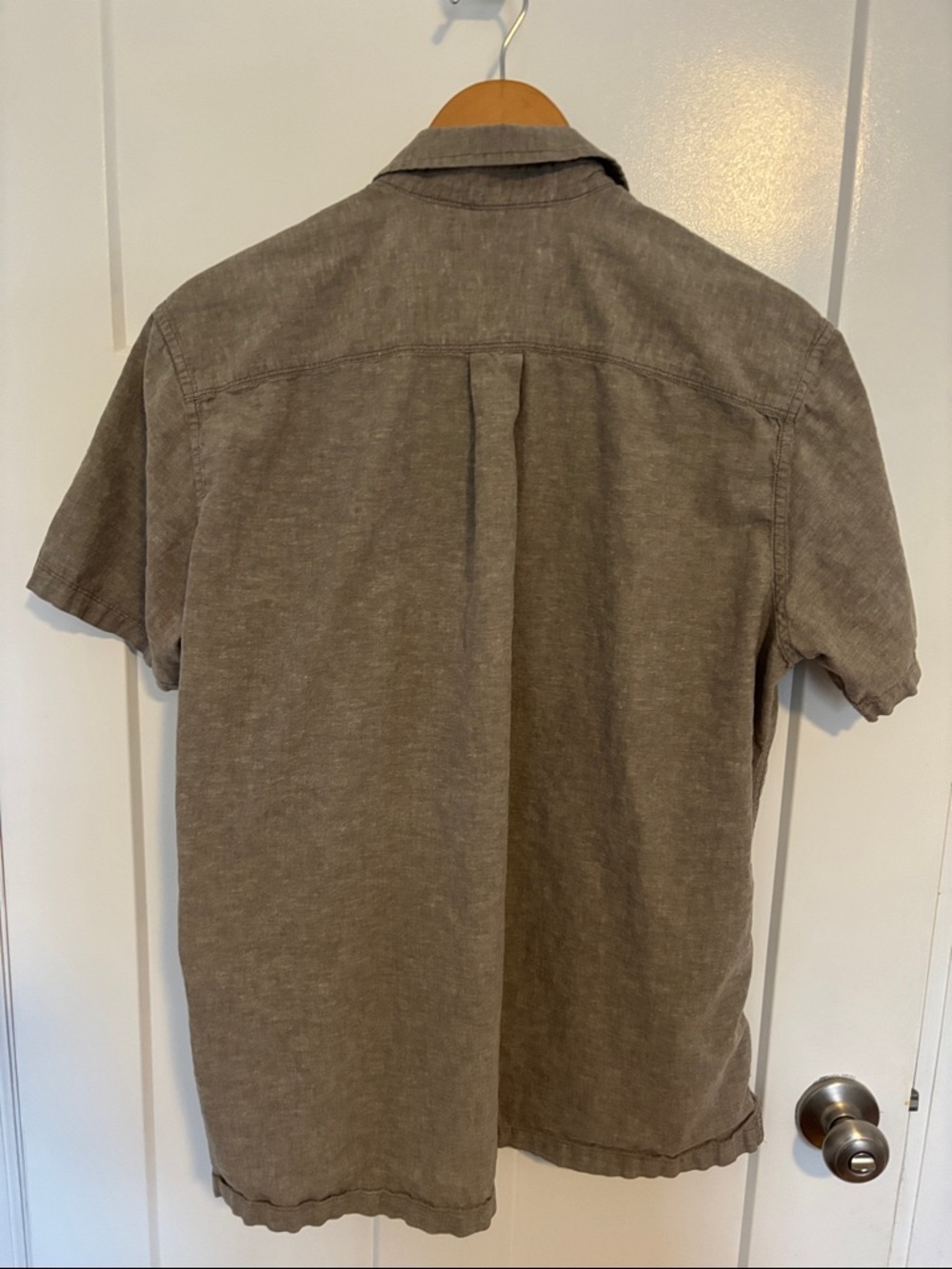 Eddie Bauer Men's Short-Sleeve Button-Down Shirt in Taupe Gray - Picture 4 of 5